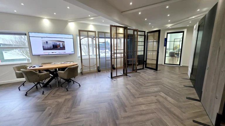 Deuren en een adviestafel in de showroom van ProDeuren in Lelystad