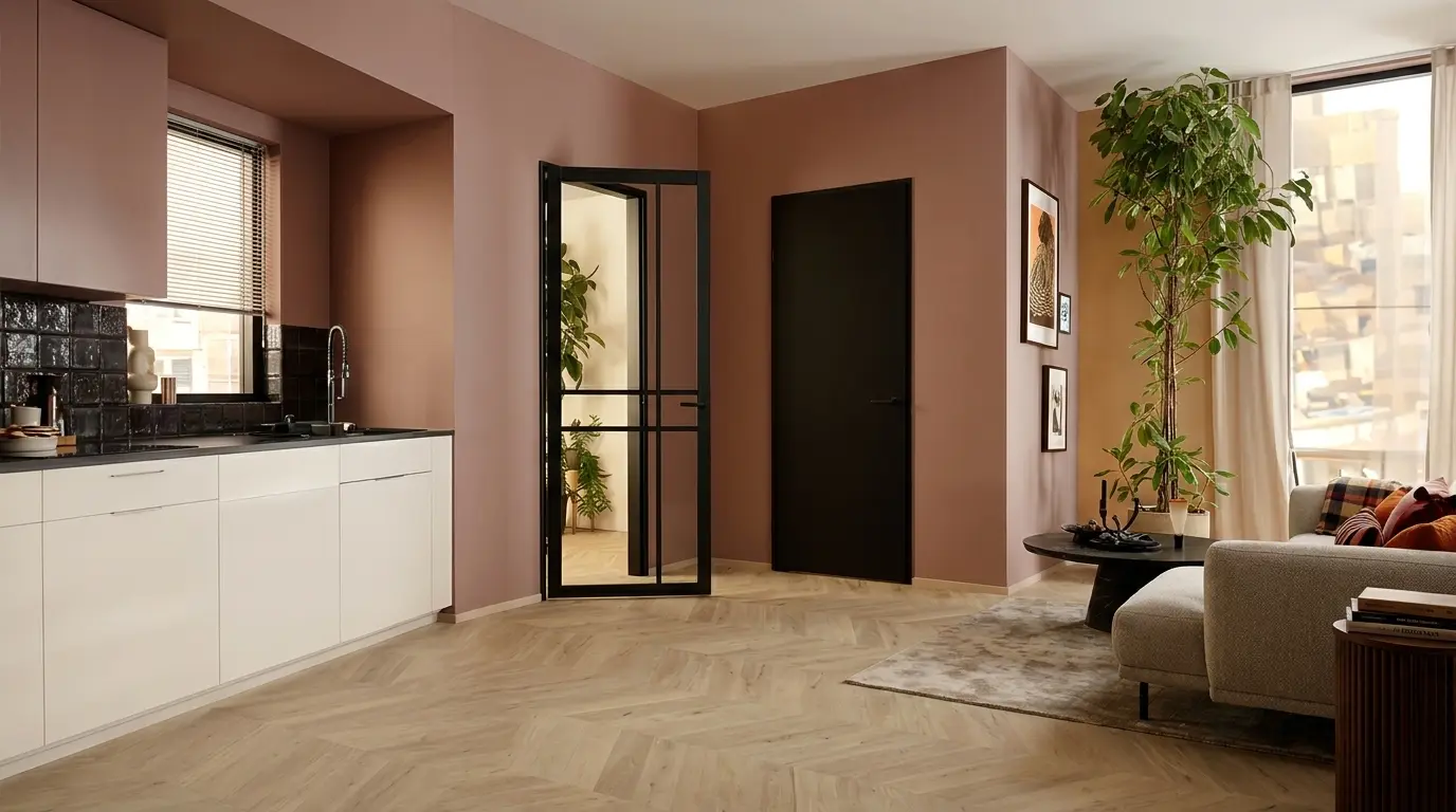 Donkere deur met glas in een warm interieur