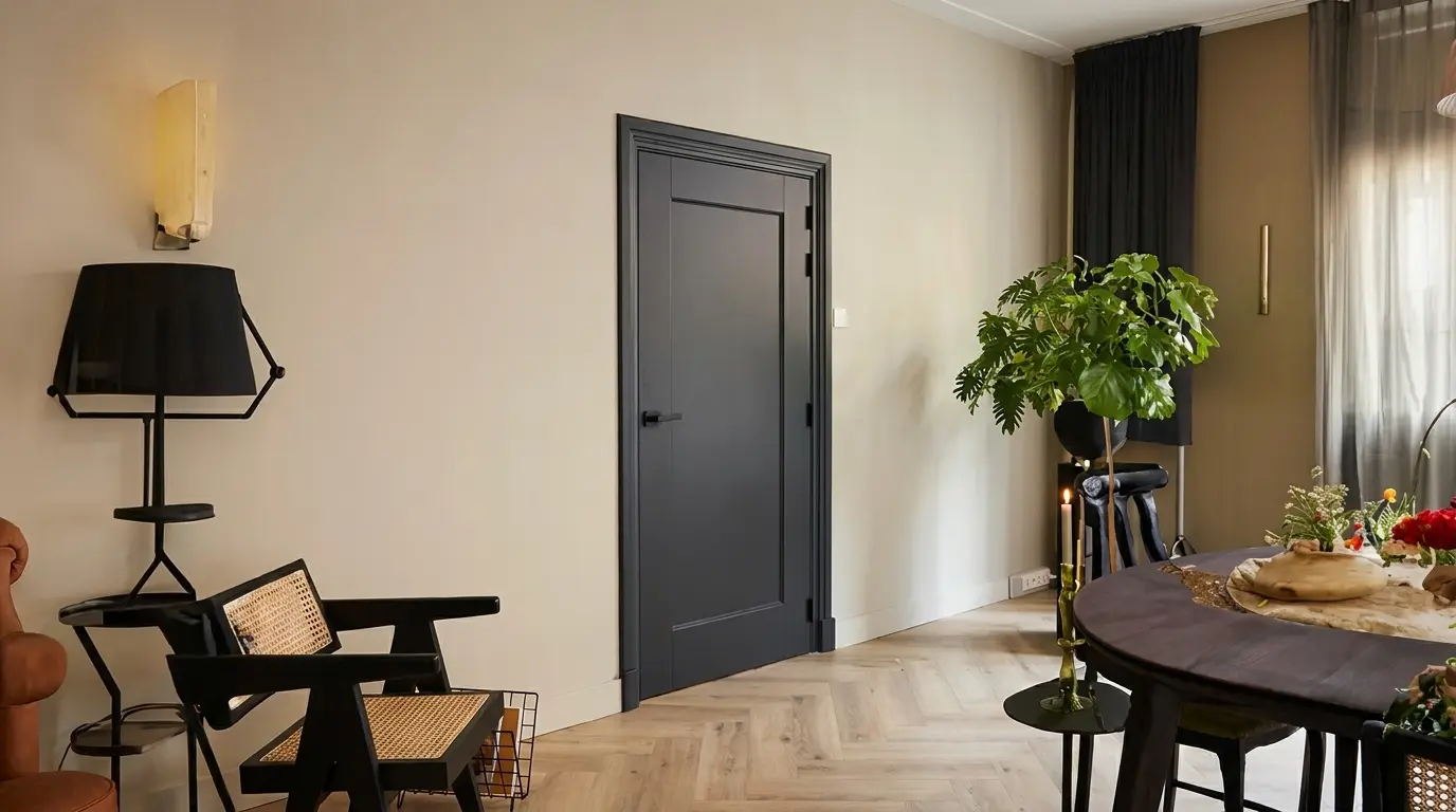 Donkere paneeldeur in een warm en tijdloos interieur